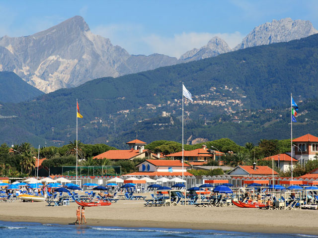 Forte dei Marmi - Beach and Apuan Alps