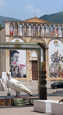Arte in piazza Duomo a Pietrasanta