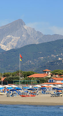 Forte dei Marmi, spiaggia e Alpi Apuane